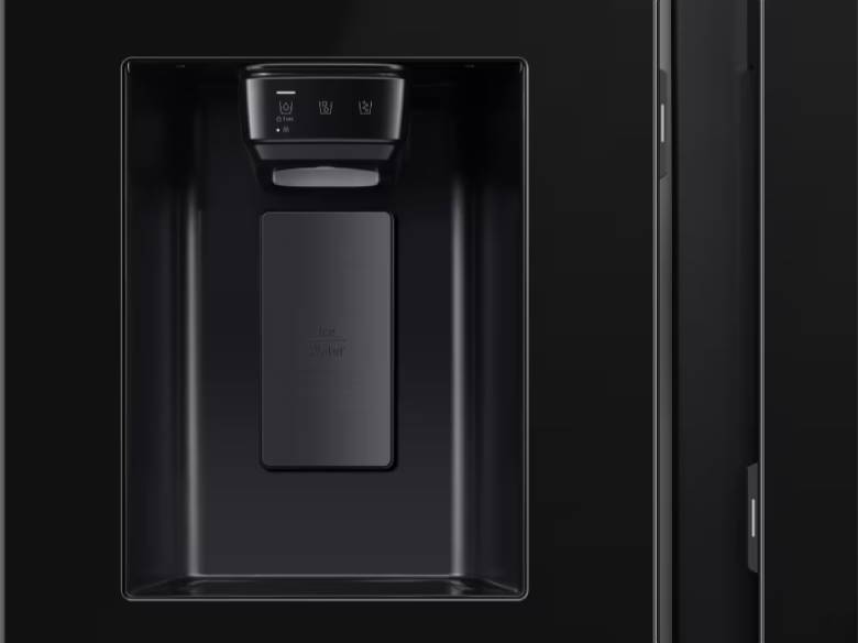 Tủ lạnh Samsung Inverter 635 lít Side By Side RS70F65K2FSV - khay chứa nước và đá ngay trên cửa